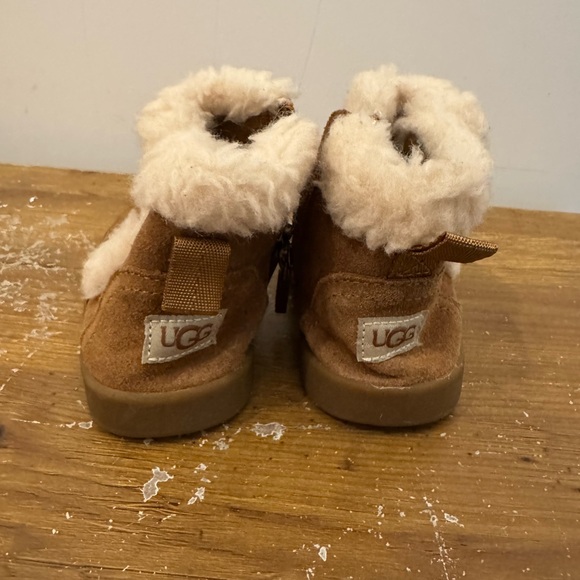 UGG Tan Boots with Cream Fur - Picture 3 of 7